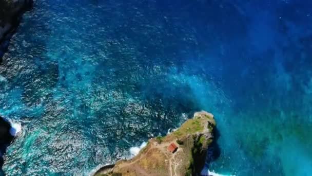 Letecký Pohled Modrý Oceán Skalnaté Pobřeží Kameny — Stock video