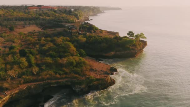 Luchtfoto Van Kust Oceaan Bij Warme Zonsondergang — Stockvideo