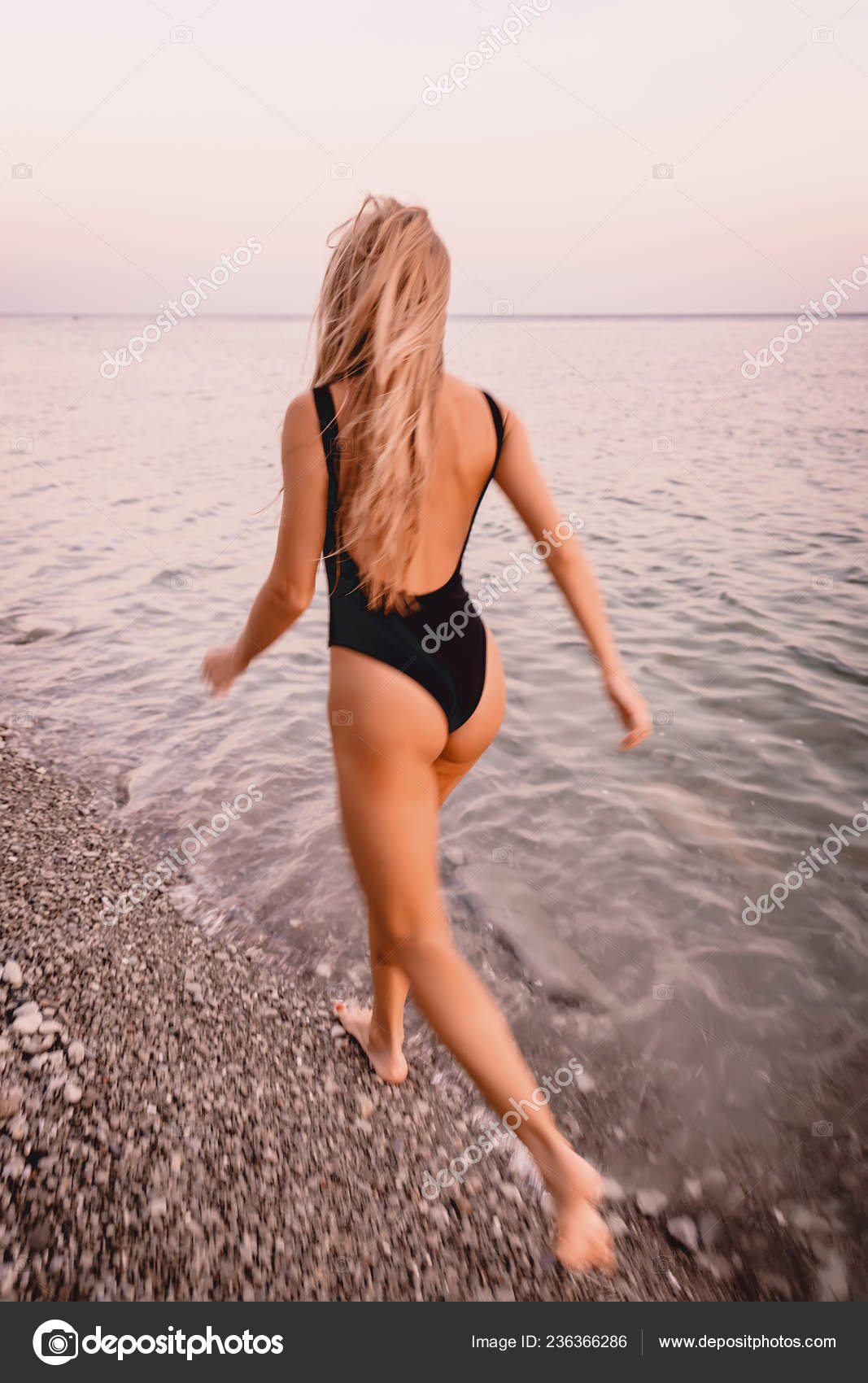 Atardecer Mujeres En Vestido De BaÃ±o En La Playa Mujer Rubia