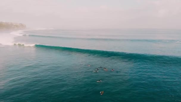 Surfer Und Große Meereswelle Luftaufnahme — Stockvideo