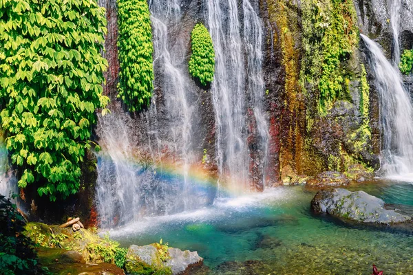 Водопад Голубой Водой Радугой Тропическом Острове Бали Индонезия — стоковое фото