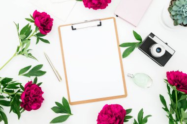 Günlüğü, retro kamera, peonies çiçekler, pano, kahve fincanı ve beyaz arka plan üzerinde aksesuarları ile çalışma alanı. Düz yatıyordu, en iyi görünümü.