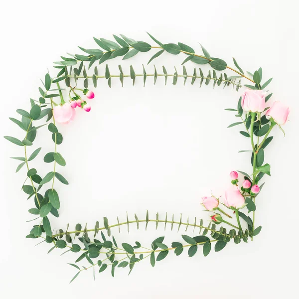 Blütenrahmen Aus Rosa Rosen Und Eukalyptuszweigen Auf Weißem Hintergrund Flache — Stockfoto