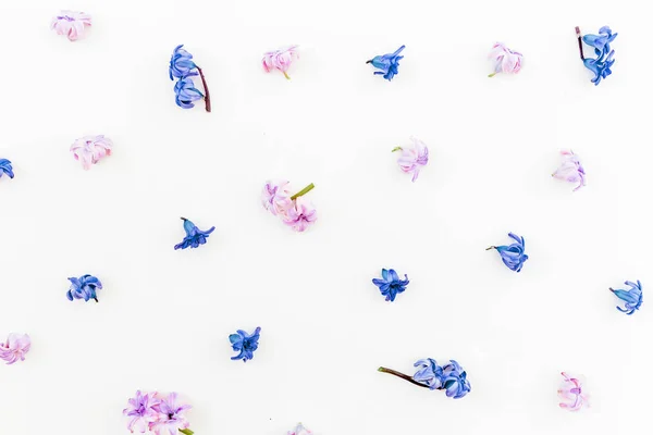 Floral Μοτίβο Του Μπλε Λουλούδια Αφήνει Άσπρο Φόντο Επίπεδη Lay — Φωτογραφία Αρχείου