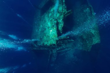 Batık, kabarcıklar ile güzel sualtı manzara