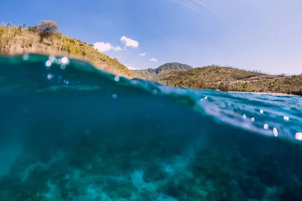 水中シーンをオフに海の水と山々 — ストック写真