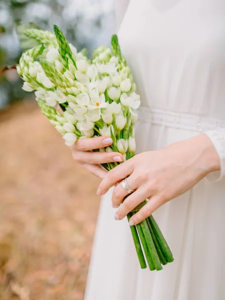 Bride White Dress Holds Bouquet White Flowers Wedding Day Ceremony — Stock Photo, Image