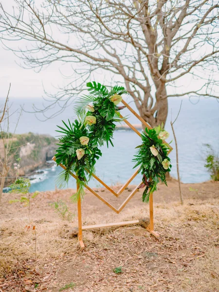 Bröllopsceremonin Trendiga Arch Med Blommor Och Tropiska Planer — Stockfoto