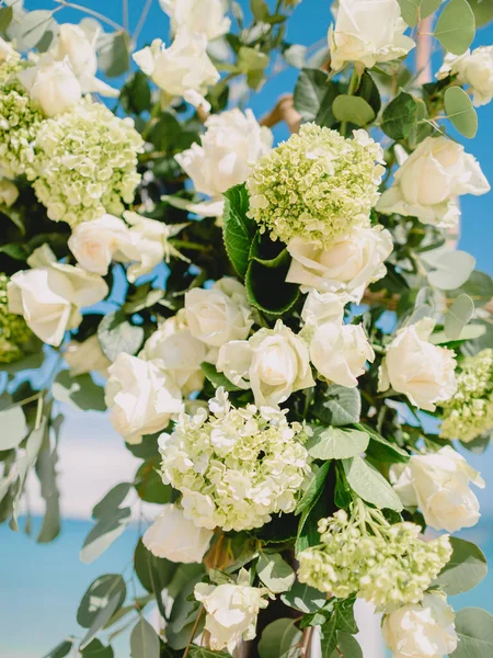 Decoração Floral Para Arco Casamento Com Flores Brancas Folhas — Fotografia de Stock