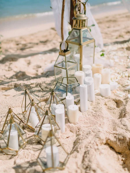 Detalhes Arco Casamento Com Flores Brancas Velas Praia Ilha Tropical — Fotografia de Stock