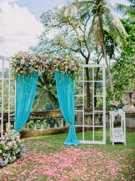 Свадебная Арка Розовыми Цветами Лепестками Голубой Тканью Свадебная Церемония Бали — стоковое фото