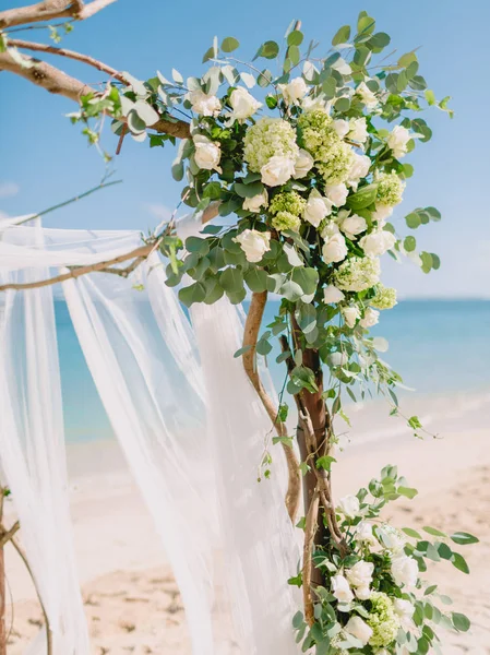 Details Van Bruidsboog Met Witte Bloemen Aan Blauwe Oceaan Tropisch — Stockfoto