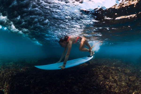 Surferin Taucht Mit Unterwasserwelle Unter Wasser — Stockfoto