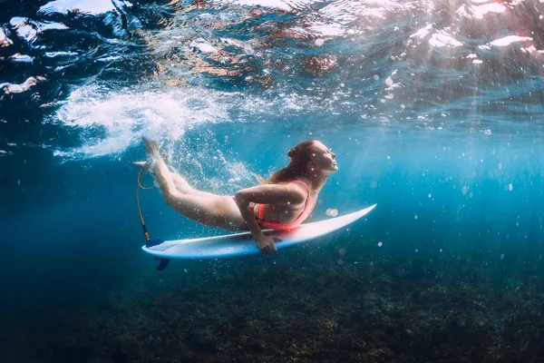 波の下で水中に潜るサーフガール — ストック写真