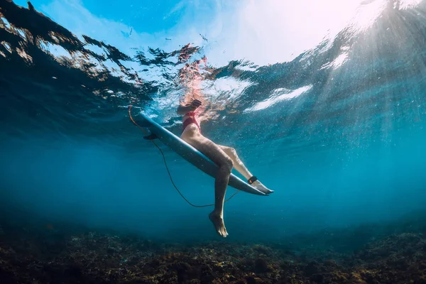 Young Surfer Girl Surfboard Underwater Ocean — 스톡 사진