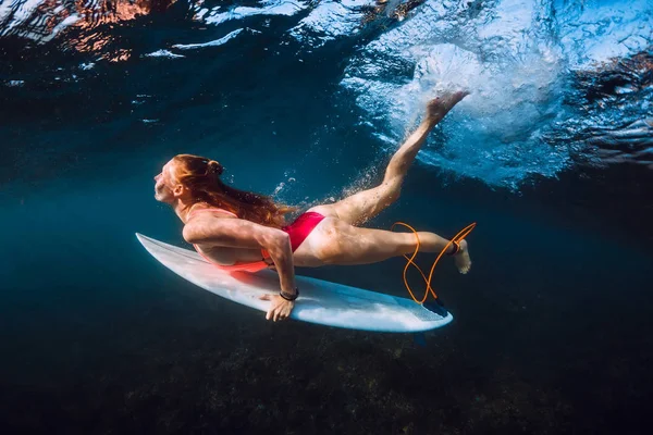 Mujer Surfista Atractiva Sumergirse Bajo Agua Bajo Las Olas —  Fotos de Stock