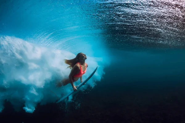 Attrayant Surfeur Femme Plongée Sous Marine Avec Grande Vague — Photo