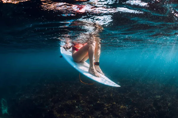 海でサーフボードを水中でサーファーの女の子 — ストック写真
