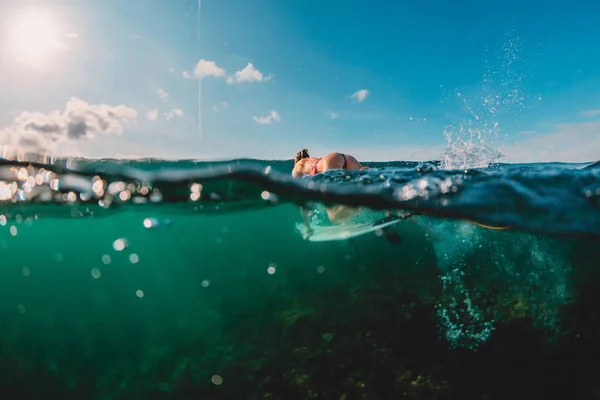 Okyanus Varil Dalgasında Sörfçü Kadın Sörf Kız Ördek Dalış Yapmak — Stok fotoğraf