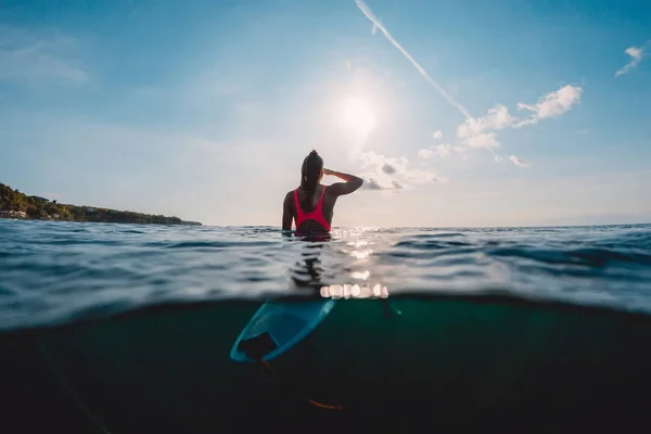 Женщина Сёрфер Видит Волны Доской Серфинга Девочка Серфингистка Океане — стоковое фото