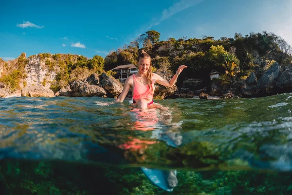 Aantrekkelijk Gelukkig Surfer Meisje Met Surfplank Surfer Zit Aan Boord — Stockfoto