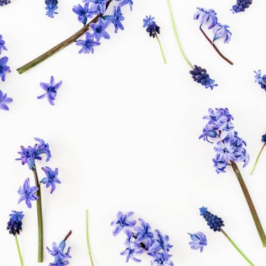 Çerçeve mavi çiçek ve yaprakları, çiçek desenli beyaz zemin üzerine yaptı. Düz yatıyordu, en iyi görünümü.