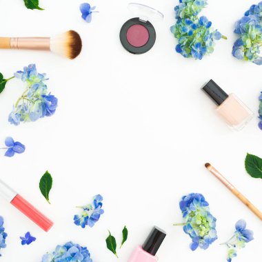 Ortanca çiçek ile beyaz arka plan üzerinde kozmetik güzellik çerçeve kompozisyon. Düz yatıyordu, en iyi görünümü.