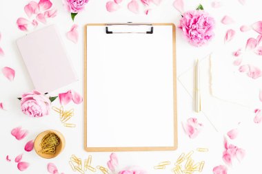 Panosu, pastel çiçekleri ve beyaz arka planda aksesuarları olan bir iş yeri. Düz yerde, üst tarafta. Serbest Çalışan Konsepti