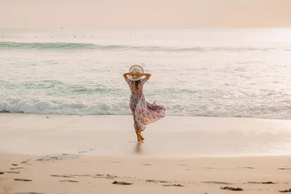 Приваблива Жінка Літньому Одязі Пляжі Заході Сонця Або Сході Сонця — стокове фото