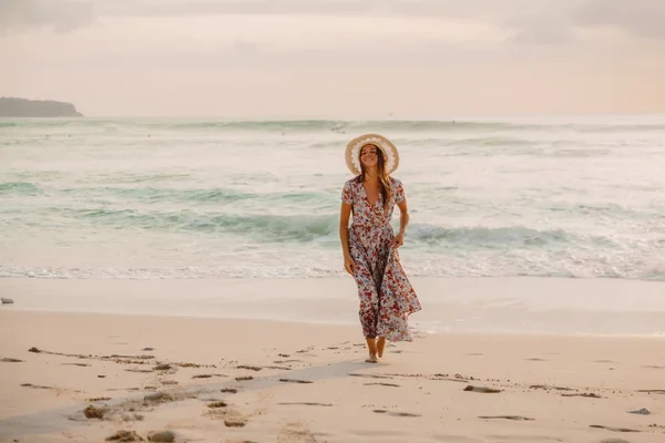 Belle Femme Robe Été Sur Plage Coucher Soleil Lever Soleil — Photo