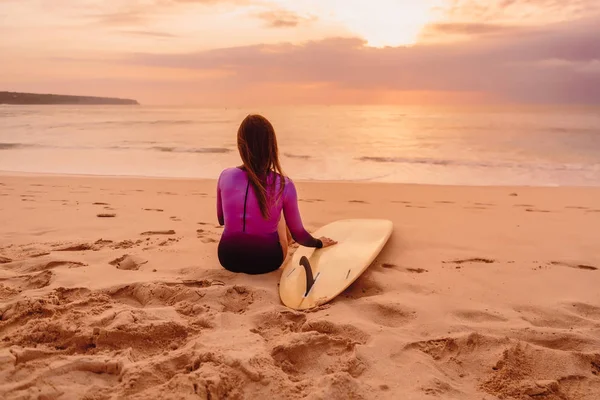 Surfmädchen Mit Surfbrett Entspannen Strand Bei Sonnenuntergang Oder Sonnenaufgang Surfen — Stockfoto