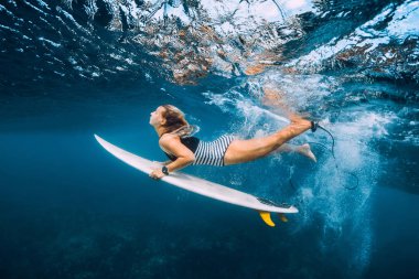 Sörf tahtası dalış sualtı ile dalga altında çekici sörfçü kadınla.