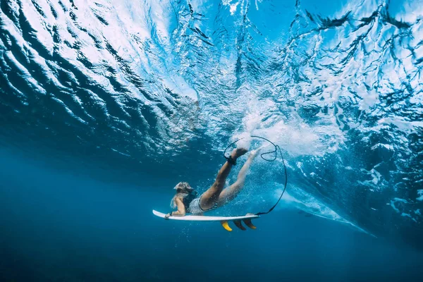 Femeia Surfer Atractivă Scufundă Sub Apă Sub Val — Fotografie, imagine de stoc