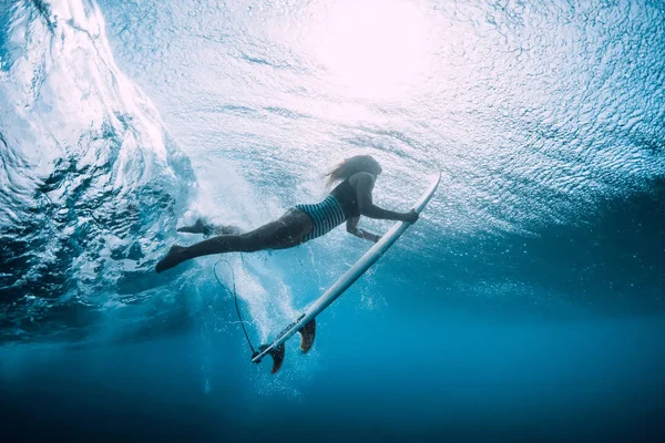 冲浪者妇女潜水在水下与波浪之下 — 图库照片
