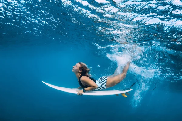 Привлекательная Серфингистка Ныряет Воду Голубой Волной — стоковое фото