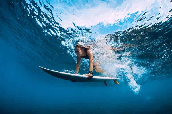 Mulher Surfista Atraente Mergulhar Debaixo Água Surfgirl Sob Onda — Fotografia de Stock