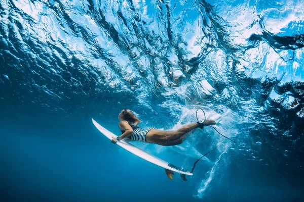 サーフボード ダイビング 水中海の波とサーファーの女性 — ストック写真