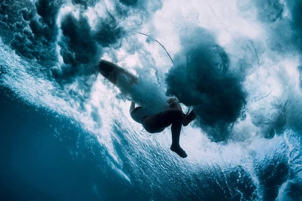 Surfer Vrouw Met Surfboard Met Onder Ocean Wave Onderwater — Stockfoto