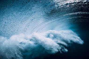 Dalga su altında hava kabarcıkları ile. Okyanus sualtı
