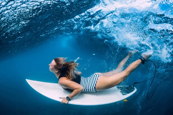 Surfista Menina Com Prancha Mergulho Subaquático Com Diversão Sob Onda — Fotografia de Stock