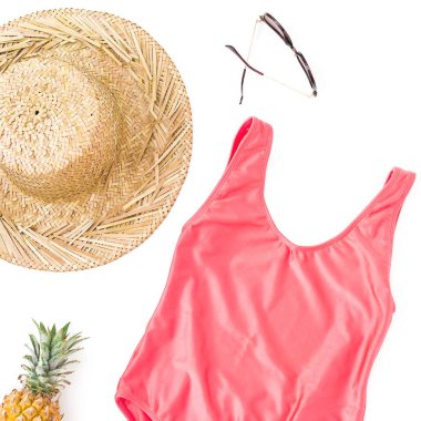 Ananas meyve, güneş gözlüğü, saman ve pembe beyaz arka plan üzerinde mayo ile tatil kompozisyon. Düz yatıyordu, en iyi görünümü