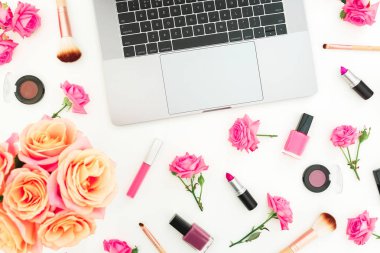 Laptop, gül çiçek, beyaz arka plan üzerinde izole kozmetik. Düz yatıyordu. Üstten görünüm. Kadınsı blog kompozisyon