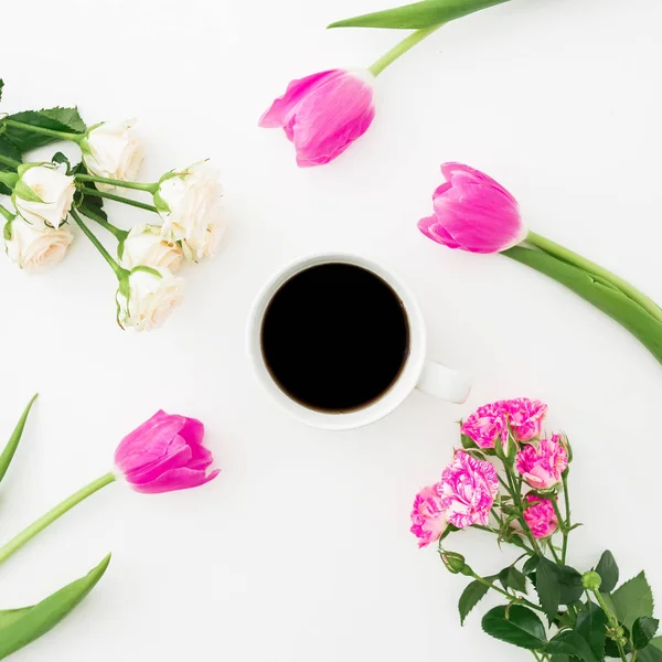 Composición Con Tulipanes Flores Rosas Taza Café Sobre Fondo Blanco — Foto de Stock
