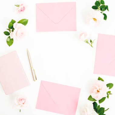 Sevgililer günü. Çerçeve peonies, okaliptüs, pembe zarf ve beyaz zemin üzerine kalem ile günlüğü ile. Düz yatıyordu, en iyi görünümü.