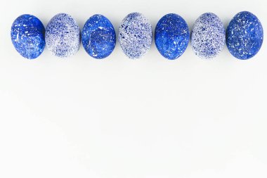Beyaz arka plan üzerinde kopya alanı ile benekli Paskalya yumurtaları. Düz yatıyordu. Üstten görünüm