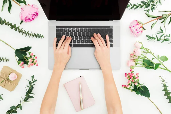 Женщина Печатает Ноутбуке Рабочее Пространство Женщиной Ноутбук Ноутбук Розовые Цветы — стоковое фото