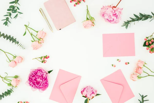 Valentinstag Rahmen Mit Pfingstrosen Eukalyptus Umschlag Und Tagebuch Mit Stift — Stockfoto