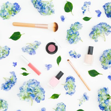 Ortanca çiçek ile beyaz arka plan üzerinde kozmetik güzellik kompozisyon. Düz yatıyordu, en iyi görünümü.