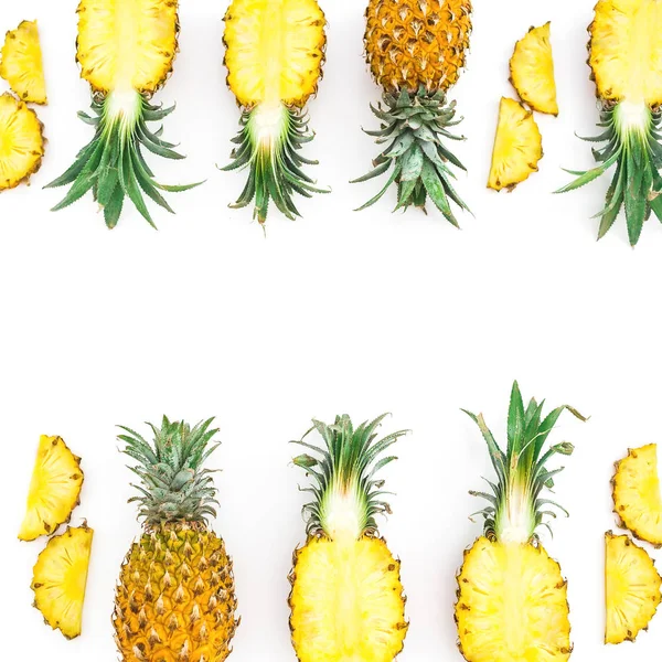 食物框架与多汁的菠萝果子在白色背景 平坦的平面 顶部的景色 食品理念 — 图库照片