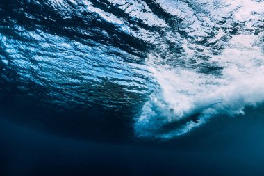 Varil dalga surfboard ile suyun altında. Okyanus sualtı